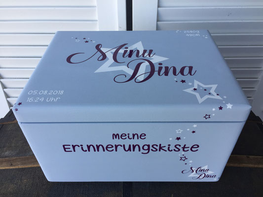 Personalisierte Erinnerungskiste aus Holz zur Geburt