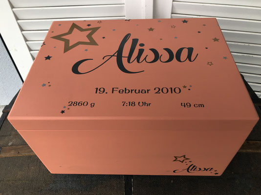 Personalisierte Erinnerungskiste aus Holz zur Geburt