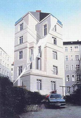 GEBROCHENE FASSADE,  Obentrautstraße 30-32 Berlin, 1986, Photo: Werner Augustin 