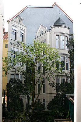 GRÜNDERZEITLICHE ARCHITEKTURILLIUSION  Rothestraße 55 Hamburg-Ottensen, 2008, Auftraggeberin: Constanze Villar, Photo: Katrin Ohlhoff