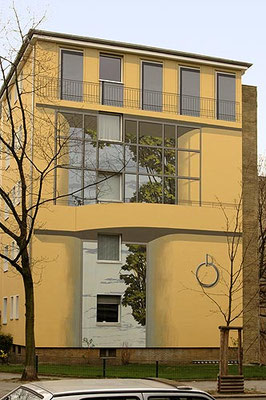 GIEBELWAND   MIT   HUND,  Geisbergstrasse Berlin-Schöneberg, 2004, Auftraggeber: Ilona und Dr. Horst Weinert,  Photo: Daniel Neuhaus
