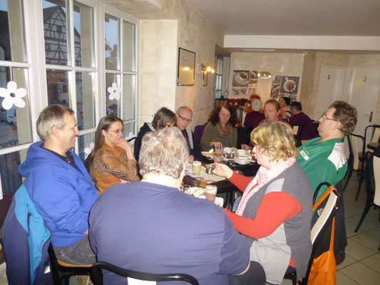 Beim Kuchenvernichten im Kaffee