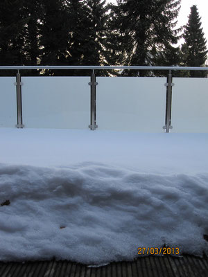 Mein Balkon ist auch zugeschneit. Ich bin mir sicher, in diesem Jahr wird der Schnee nicht verschwinden.