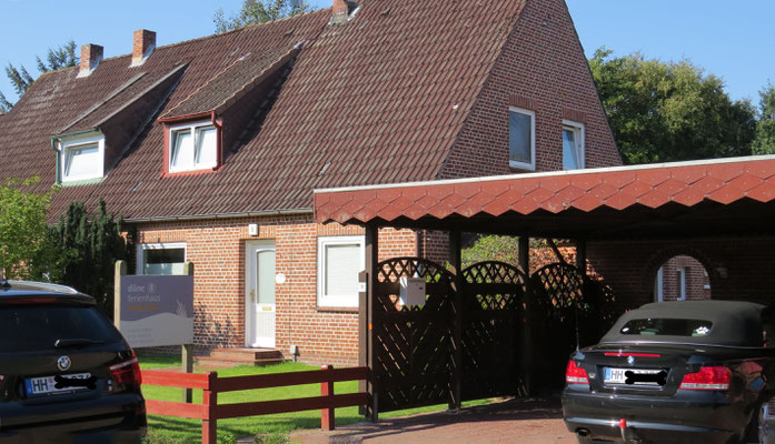 Unser Fuhrpark: Leider passte nur ein Auto in den Carport.