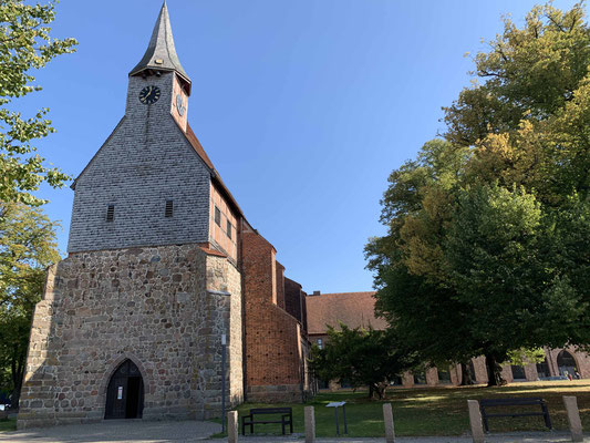 Im Café gegenüber der Kirche sind die Beiden auch noch Kaffee trinken gegangen und wir haben wieder unter dem Tisch gelegen.