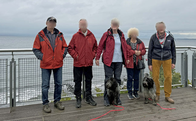 wir stehen alle auf der "kleinen Flunder" oben an der Steilküste. Hier hat Susanne fotografiert ...