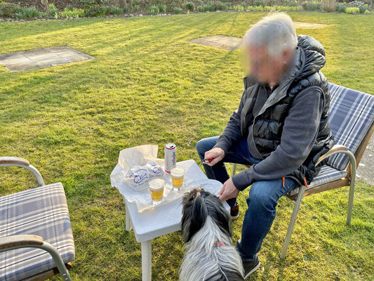 Manchmal holen wir Räucherfisch und essen im Hotel. Im Frühjahr sieht es so aus 😂. Die Terrasse ist noch nicht für den Sommer eingerichtet.