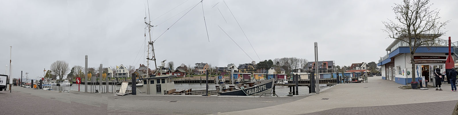 Herrchen hat am Hafen noch Fischbrötchen für die Zweibeiner gekauft.