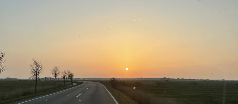 Wenn wir mit dem Auto nach Hause fahren, sehen wir so schöne Sonnenuntergänge.