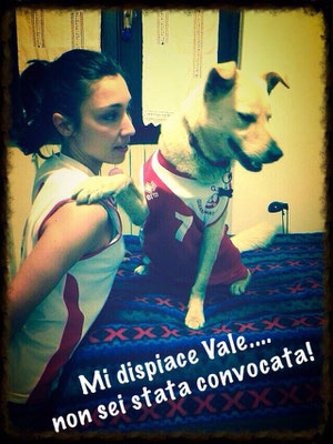 Il cane ruba il posto di Valeria in squadra^^