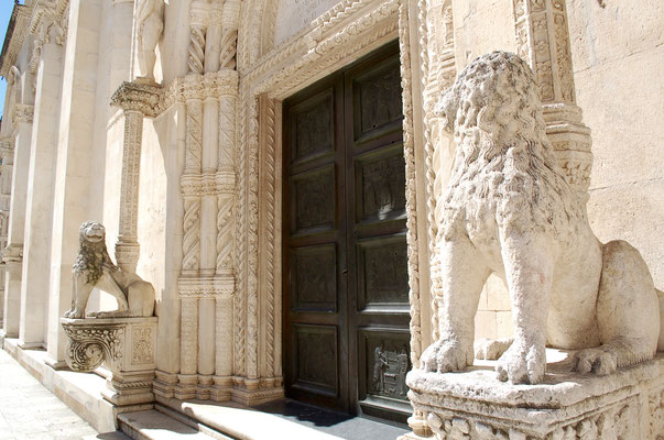 大聖堂の側面の扉（両脇にライオンの像）