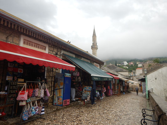 モスタル　土産物店とモスク