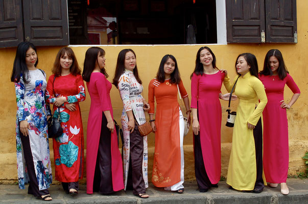 アオザイを着た女性たち