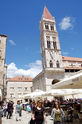 広場の聖ロブロ大聖堂の鐘楼