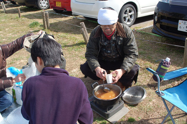 味噌汁を紙コップに・・