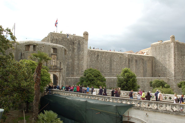 西側城壁とピレ門