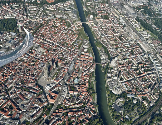 Höchster Kirchturm der Welt, größtes Segelflugzeug der Welt auf einem Bild.