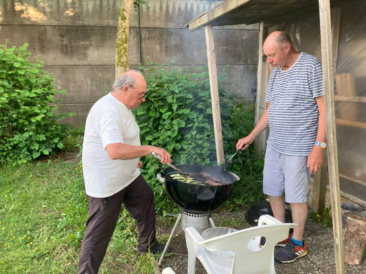 Auch am Grill kann man von den Fluglehrern noch etwas lernen!
