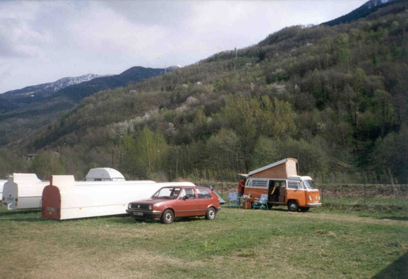 Camping direkt am Flugplatz in Ottmars Bulli