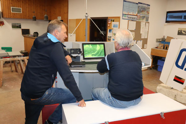 Thomas und Tim nehmen den neuen Rechner in Betrieb