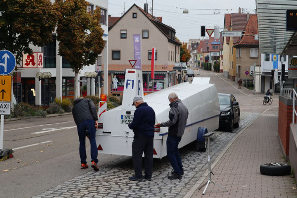 Der Twin in seinem Transportanhänger.