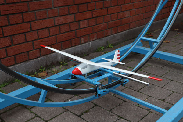 Der Flieger ist einer Ka8 nachempfunden.