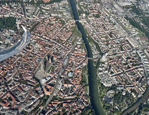 Höchster Kirchturm der Welt, größtes Segelflugzeug der Welt auf einem Bild.