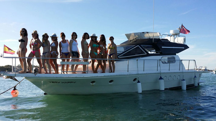 grupo de chicas celebrando su despedida de soltera en un barco