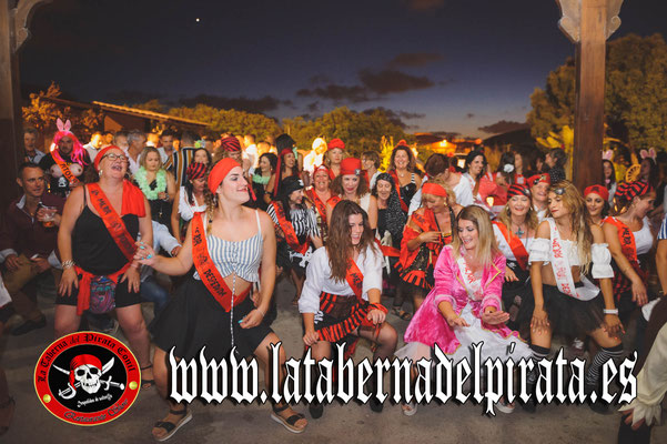 foto de grupo bailando en la taberna del pirata en Chiclana de la frontera