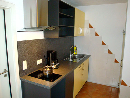 Küchenzeile mit zwei Kochplatten und Dunstabzug