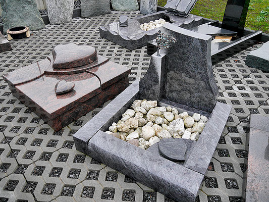 Urnengrab offen mit kleinem Lebensbaum im Stein und einer kleinen Liegeecke in Herzform