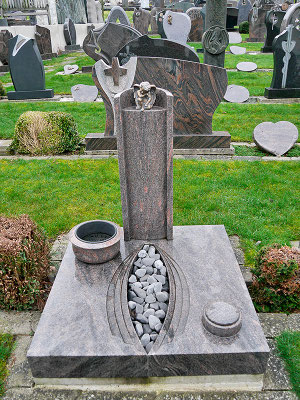 Urnengrab mit Abdeckplatte, Pflanzfeld, Blumenkübel und Vase