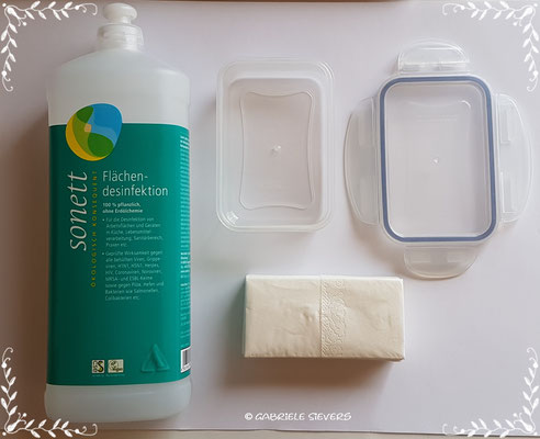 Flächendesinfektionsmittel (möglichst mit Bio-Siegel), dichte Frischhaltebox, Papiertaschentücher