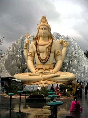 Moderne Shiva-Statue beim Tempel von Bengaluru, Indien, (Quelle: Wikipedia; Urheber: Deepak Gupta)