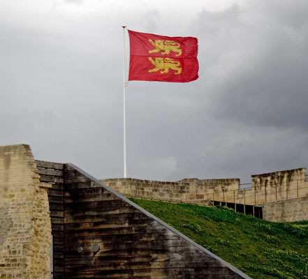 Fahne über der Burg von Caen, der ehemaligen Residenz der normannischen Herzöge