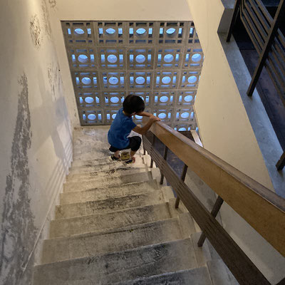 階段で遊ぶ子供