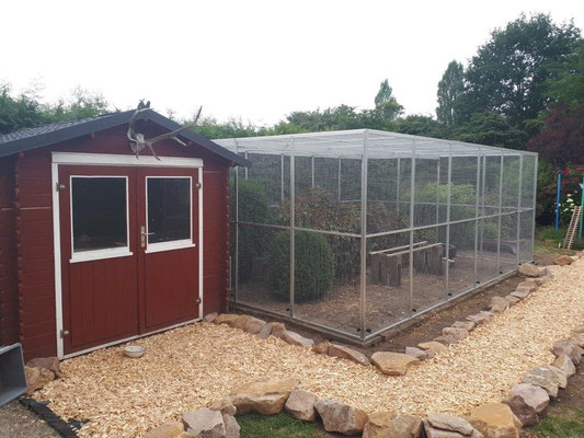 Hühnerauslauf von ca. 5 x 4 m bei 2,2 m Höhe mit einem Unterzug zum Lastabtrag. Um die Hühner vor ungebetenen Besuchern zu schützen, wurden unten Stromisolatoren angebaut, hier kann ein Weidezaungerät angeschlossen werden.