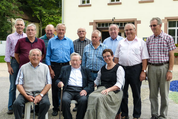 Gruppenbild in der Glashütte Buhlbach mit Artur Fischer.