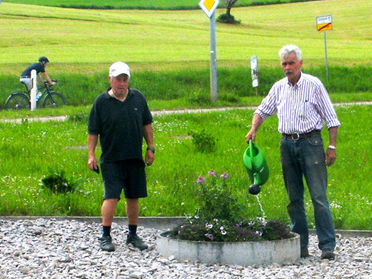 Der Blumenschmuck im Ort wird wieder aufgehängt. Frisches Waldachwasser