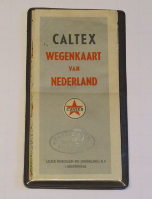 Een wegenkaart van Nederland in een opbergmapje, uitgegeven door Caltex in 1955 ter gelegenheid van het vijftigjarig bestaan.