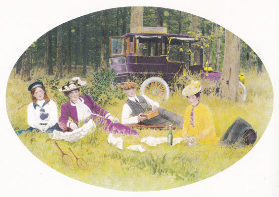 Picknick van een Franse familie in de Ardennen in 1903. De auto is een kostbare De Dietrich.