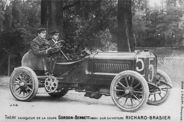 Winnaar Théry met een Brasier van de Coupe Gordon-Bennet in 1904.