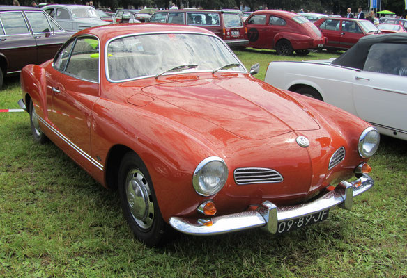 Volkswagen Karmann Ghia uit 1969. (Concours d'Élégance 2016 op Paleis Het Loo in Apeldoorn)