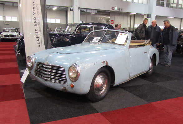 Simca 8 Sports Cabriolet uit 1950 met een aluminium carrosserie, ontworpen door Pininfarina en gebouwd door Facel. (Interclassics Brussels 2018)