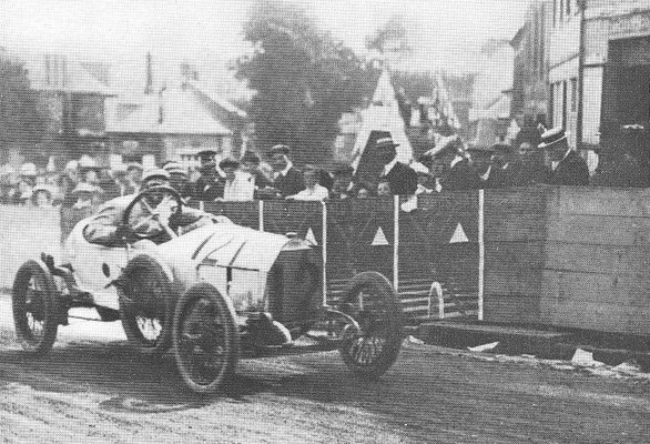 Een Mathis racewagen.