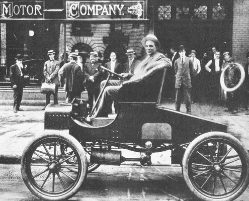 Henry Ford aan het stuur van een vroege tweezitter versie van het Model A, dat in 1903 het eerste productie model was.