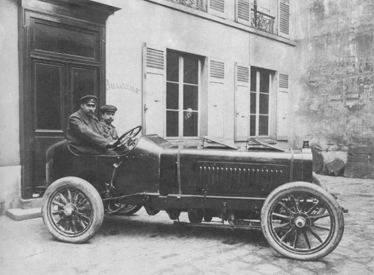 De Darracq die in 1903 het wereldsnelheidsrecord brak met coureur Baras en monteur Bernard.