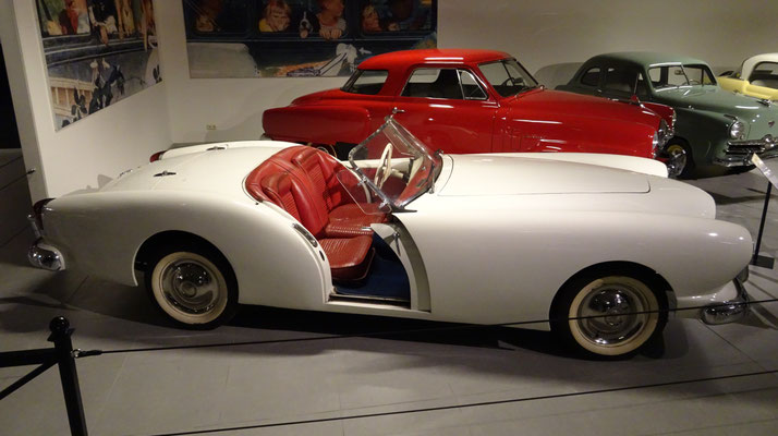 Kaiser Darrin DKF-161 uit 1954, te zien in het Louwman Museum in Den Haag.