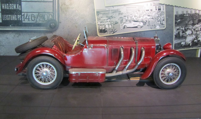 Mercedes-Benz SSK uit 1929, 7,1 liter zescilinder, 225 pk. (Louwman Museum in Den Haag) Met dit type auto werd de TT in 1929 gewonnen en in 1931 de Duitse Grand Prix door Garacciola.