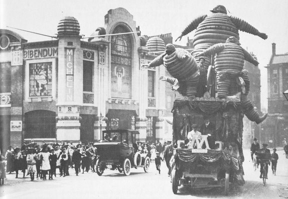 Het hoofdkwartier van Michelin in Londen dat in 1910 werd geopend was gebouwd in art nouveau stijl en gedecoreerd met geïllustreerd tegelwerk. De Michelin man Bibendum werd snel hun beroemde handelsmerk.